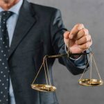 چرا وکیل لازم است؟ بررسی اهمیت حضور وکیل در مسائل حقوقی و زندگی اجتماعی